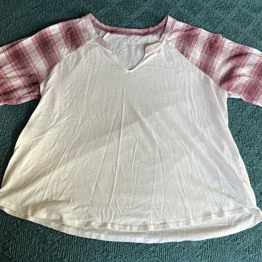 Half sleeve maroon and white tee